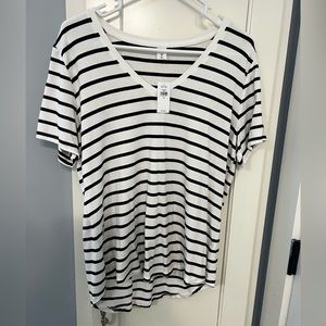NWT Old Navy V neck T-shirt size M
